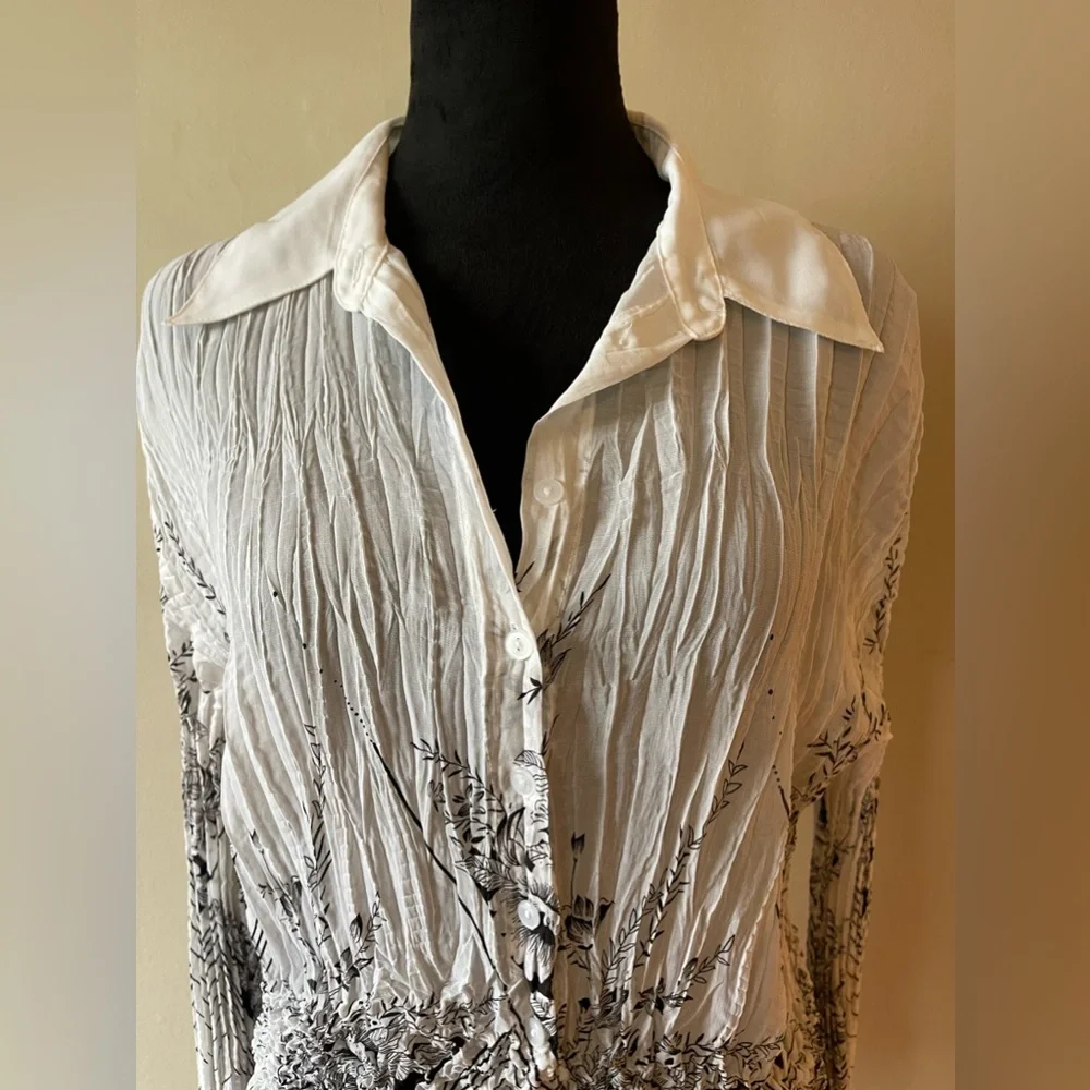 Milano white/black combo floral accordion style button up blouse, size XL - Picture 4 of 9